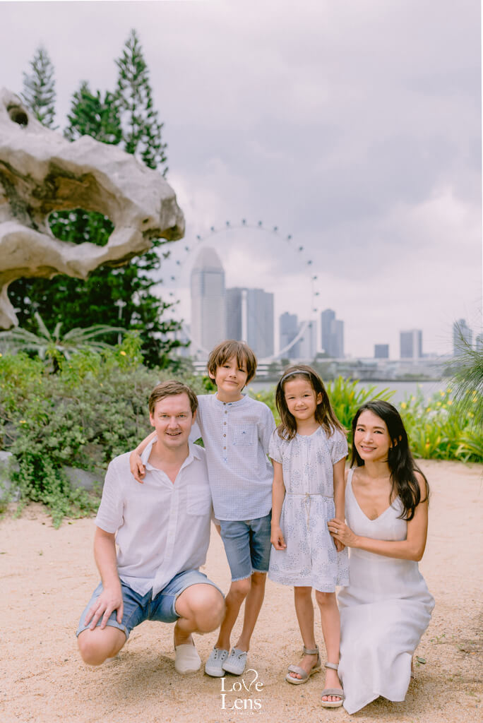 family photoshoot with singapore flyer