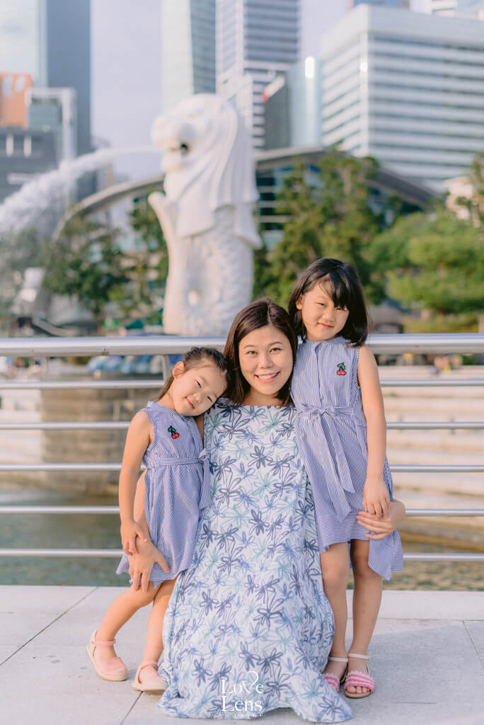 family photoshoot at merlion park