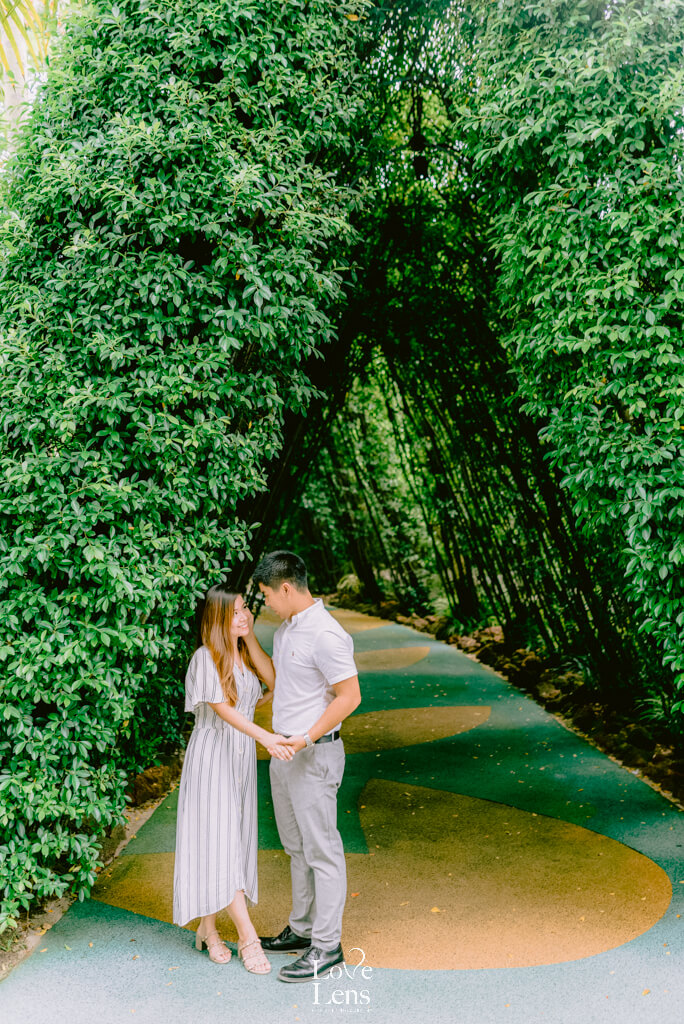 couple prewedding at gardens by the bay