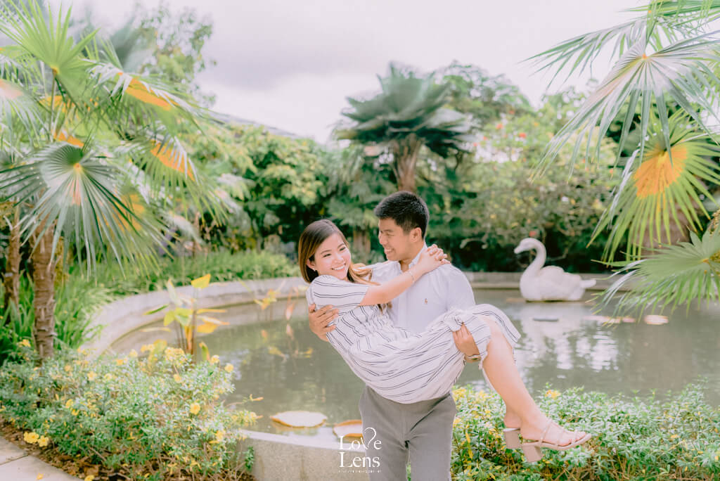 couple prewedding at gardens by the bay