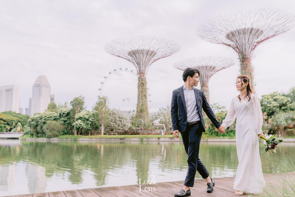 fun couple photo session in gardens by the bay