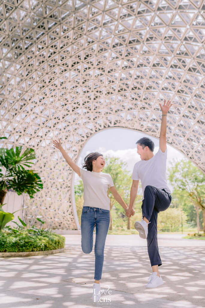 fun couple photo session in singapore