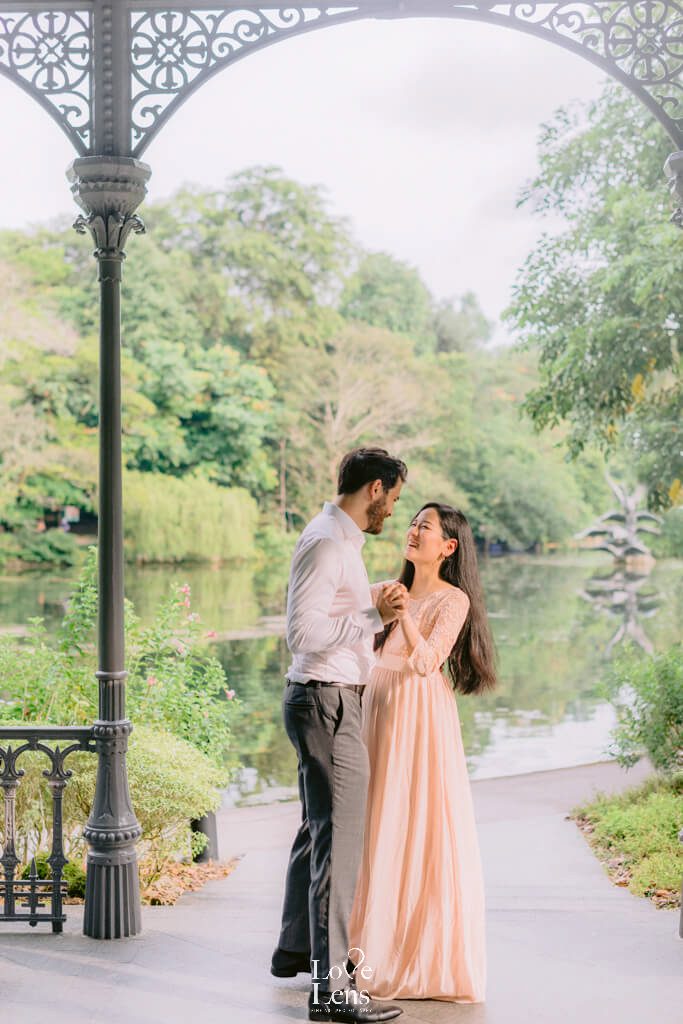 couple photoshoot at swan lake