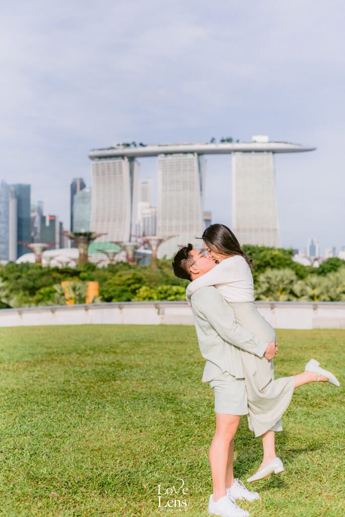 Proposal Photograpy Singapore 6826 — Proposal at Marina Barrage Singapore — LoveLens travel photography — LoveLens